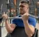 Homem treinando bíceps
