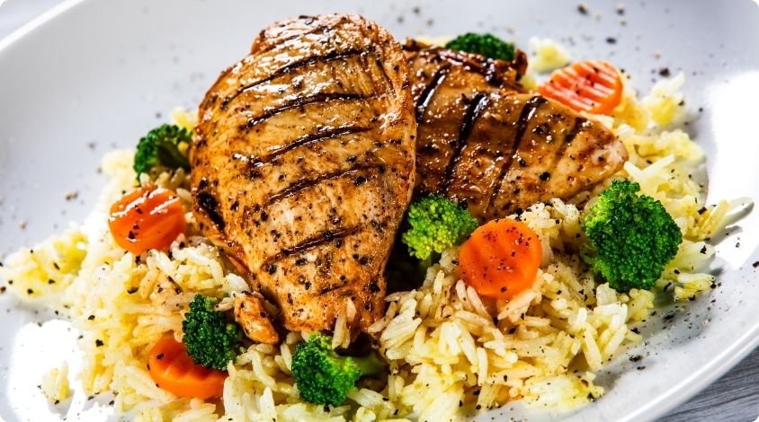 arroz-integral-com-frango-grelhado-e-legumes-blog