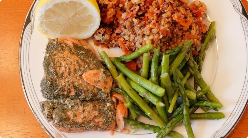 salmao-assado-com-quinoa-e-aspargos-blog